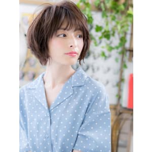 大人フェミニン…前下がりくせ毛風ショート　ダブルバング
