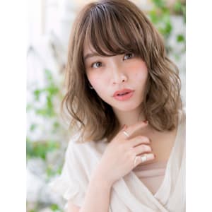 やわらか髪質のボリュームUP外国人風ウェーブ　大人かわいい