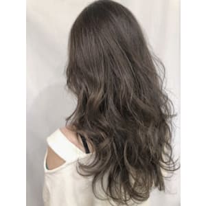 スモーキーグレージュ