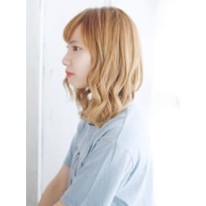 ハイトーンベージュの波カールスタイル