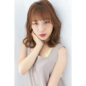 レイヤーカットミディアムナチュラルベージュ大人かわいい