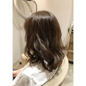 グレイ世代にマットゴールドでオシャレに明るく♪