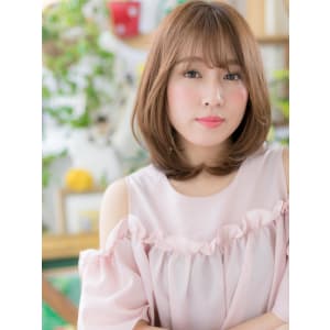 シルキーベージュカラーの小顔ウルフミディアム　大人かわいい