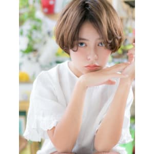 センターパートの大人顔ハンサムショート　グラデーションカラー