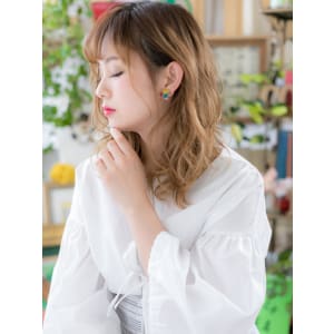 羽のような外国人風ふんわりフェザーウェーブ　セミディ