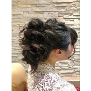 ポニーテール風のアップスタイル