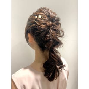 ミディアムヘアの低めポニーヘア