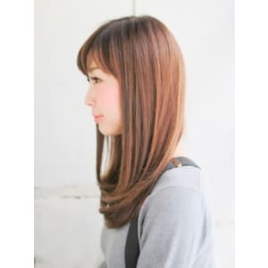 ストレートヘアーのナチュラルスタイル