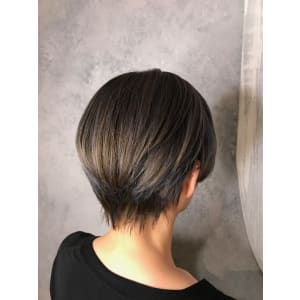 ネイビーアッシュ　担当　飯田