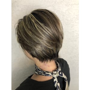 ハイライトで作るショートスタイル　担当　越智