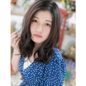 アシンメトリーでこなれ感…くせ毛風無造作カール　ルーズ