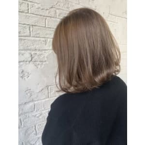 ミルクティーベージュイルミナカラー切りっぱなしボブ6050