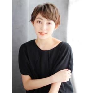 ふんわりカールの無造作ショートスタイル