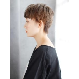 ふんわりカールの無造作ショートスタイル