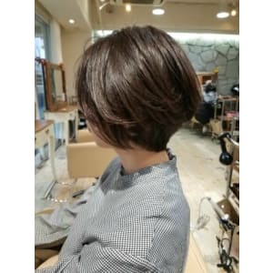 前下がりショート×グレージュ