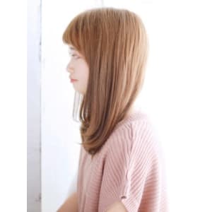 ショートバングの内巻きワンカールスタイル