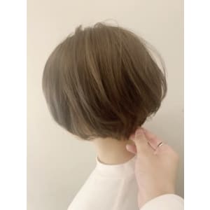 頭の形が綺麗前下がり丸みナチュラルショートボブ　20代30代