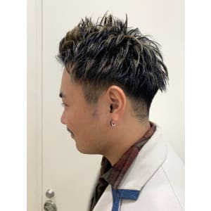 イケメン度UP！黒髪ベースのブリーチハイライト◎