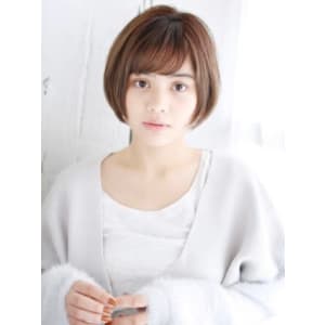透け感バングのナチュラルショート