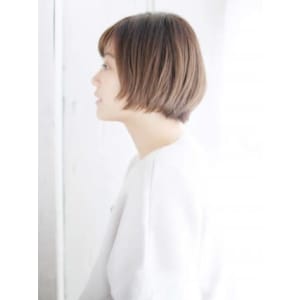 透け感バングのナチュラルショート