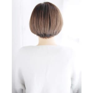 透け感バングのナチュラルショート