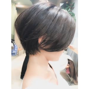 クセでと多毛で膨らむ方にショートヘア