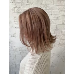 クリーミーベージュブランジュ外はね切りっぱなしボブ2070