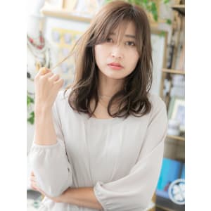 斜めバングのアシンメトリーナチュラルラフウェーブ　ルーズ
