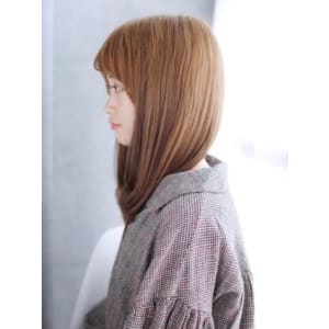 ショートバングの内巻きワンカールスタイル