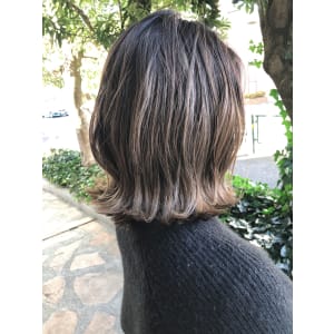 バレイヤージュを活かした透け感カラー