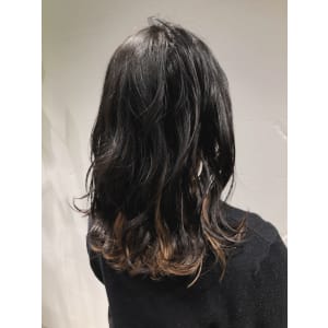 黒髪を活かしたインナーカラー