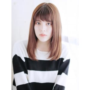 透け感バングのナチュラルストレートスタイル