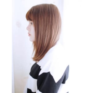 透け感バングのナチュラルストレートスタイル