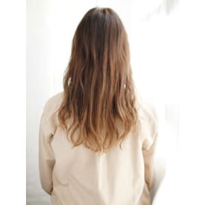 かきあげ前髪とセミウエットカールスタイル