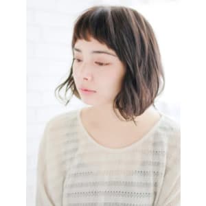 ショートバングのゆるカールスタイル