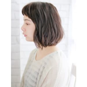 ショートバングのゆるカールスタイル