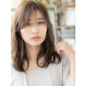 斜めバングのアシンメトリーナチュラルラフウェーブ　ブランジュ