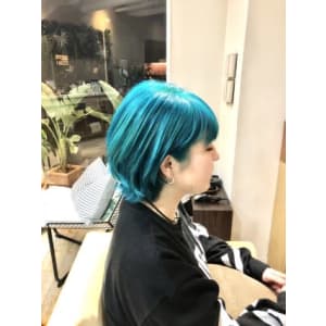 ターコイズブルー　外ハネショートボブ