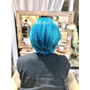 ターコイズブルー　外ハネショートボブ