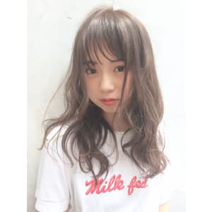 透明感グレージュでゆる巻きスタイル