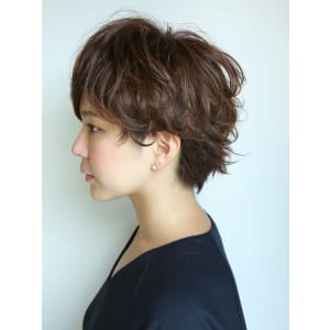 前髪長めのスウィングショートボブ