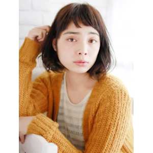 ショートバングのゆるカールスタイル