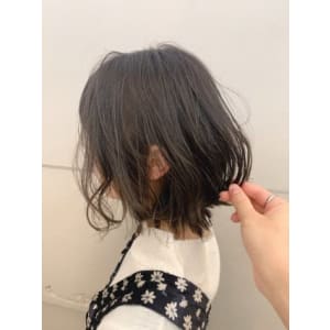 大人かわいいグレージュ切りっぱなしボブ　前下がり外ハネボブ