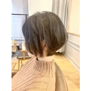 頭の形が綺麗前下がり丸みナチュラルショートボブ　20代30代