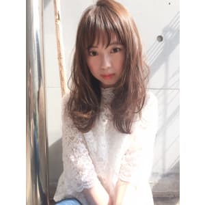 ラテベージュがかわいいゆる巻きパーマ