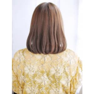 重めショートバングのワンカールボブ