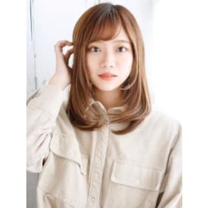 透け感バングの内巻きレイヤースタイル