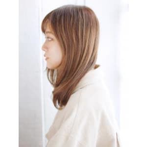 透け感バングの内巻きレイヤースタイル
