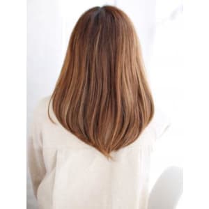 透け感バングの内巻きレイヤースタイル