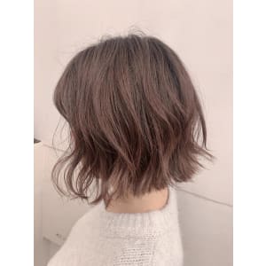 大人かわいいグレージュ切りっぱなしボブ　前下がり外ハネボブ